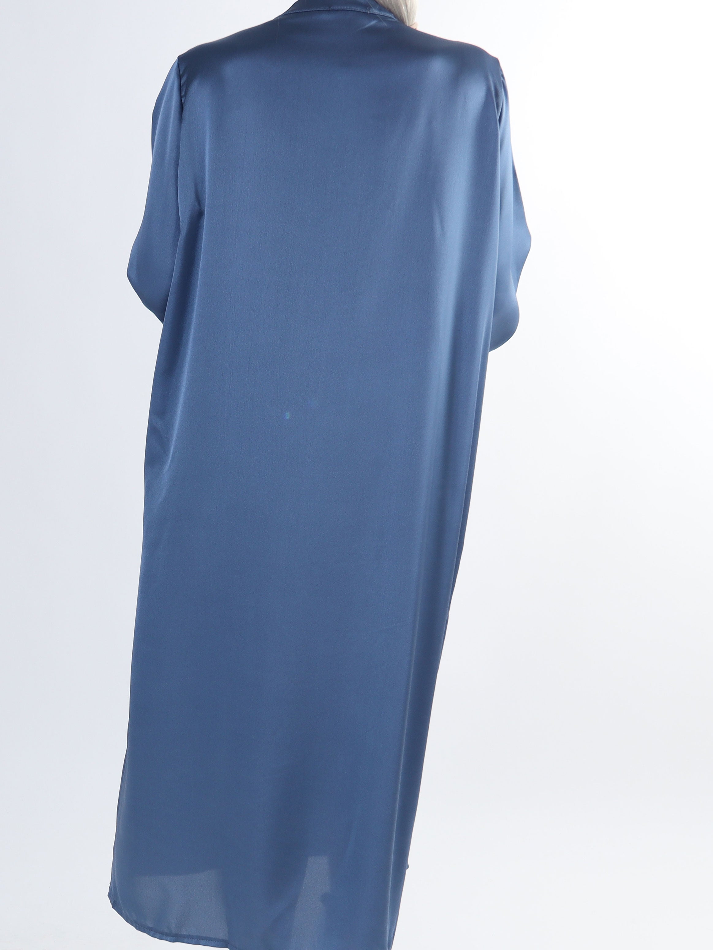 Emilia - Plus size klänning i silkelook med vita pärlor